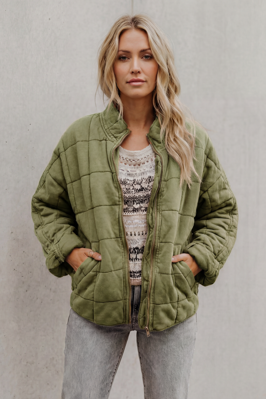 Women's high collar grid-quilted zip-up jacket
