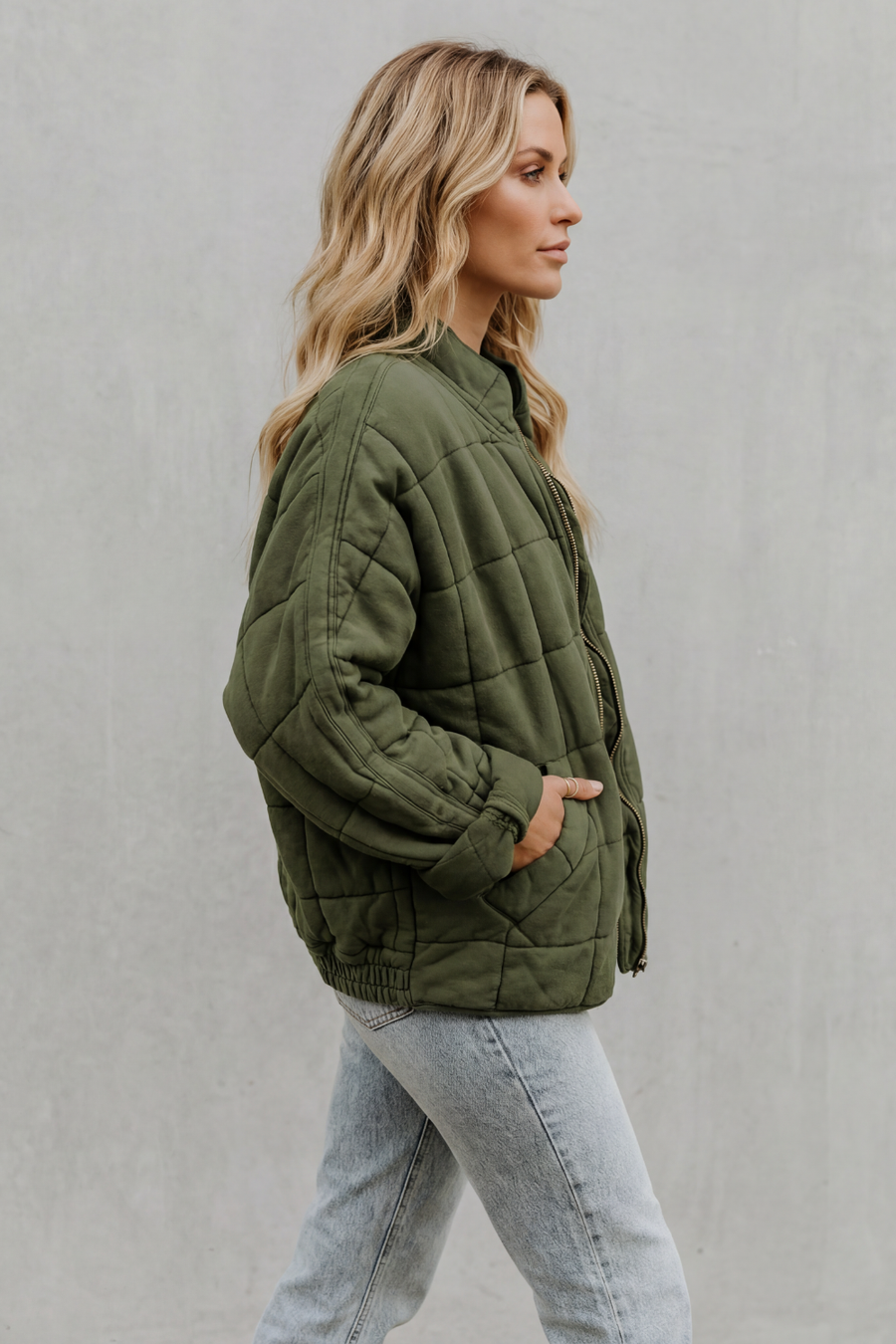 Women's high collar grid-quilted zip-up jacket