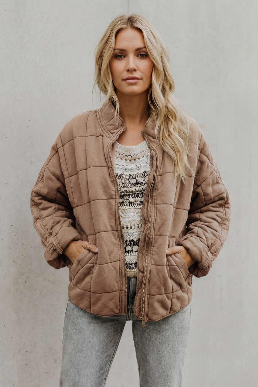 Women's high collar grid-quilted zip-up jacket