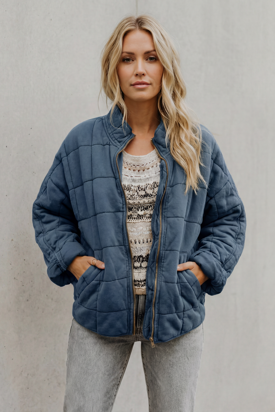Women's high collar grid-quilted zip-up jacket