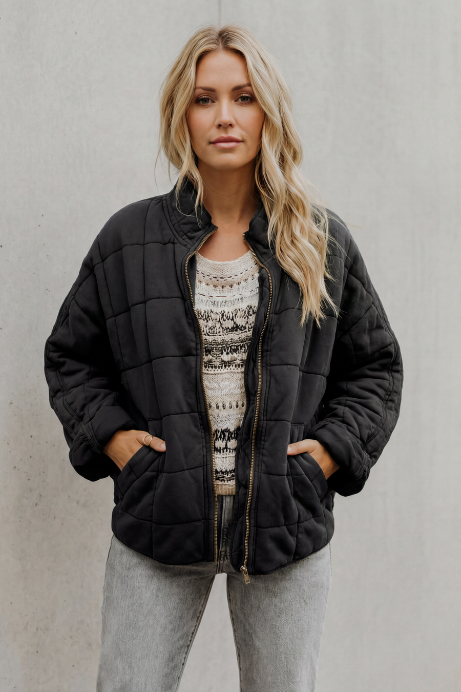 Women's high collar grid-quilted zip-up jacket