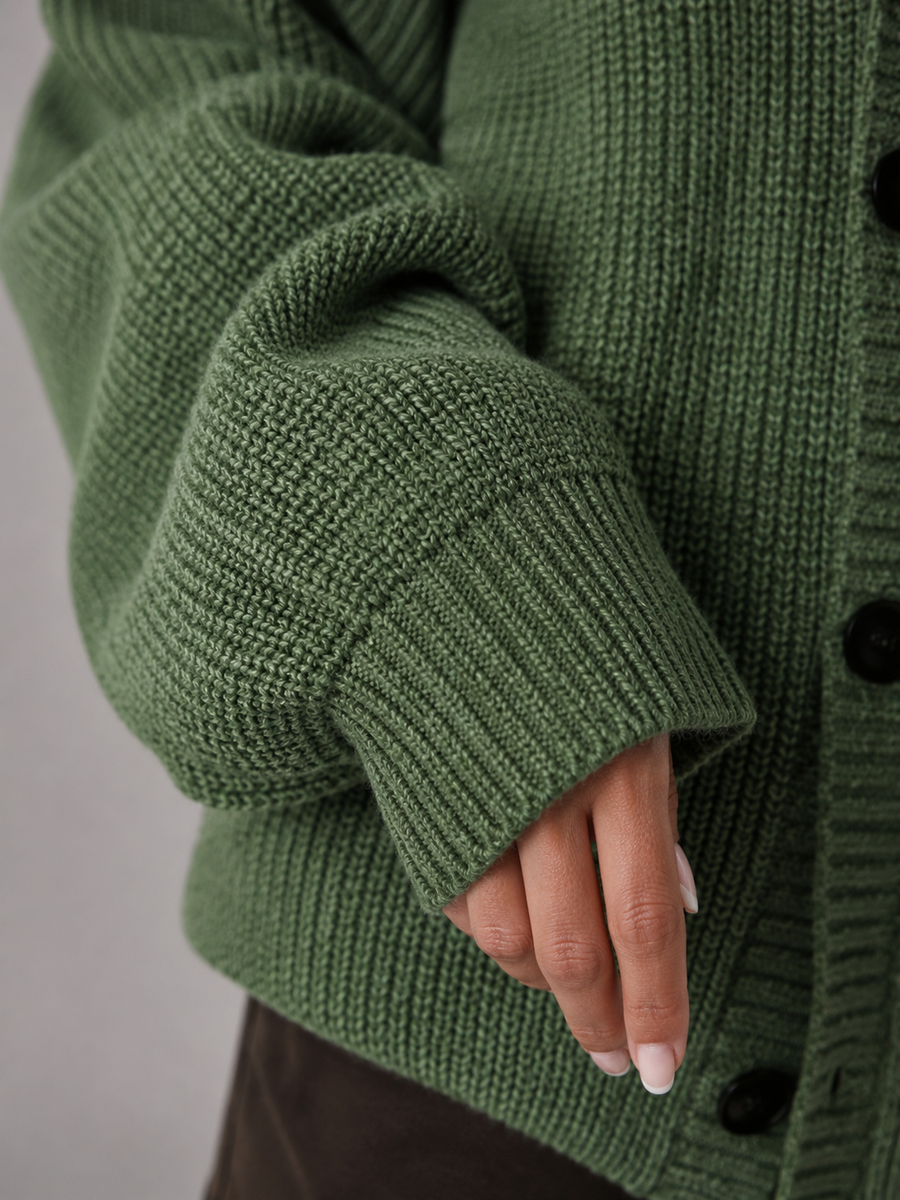 Women's oversized chunky knit cardigan with a V-neck and pockets
