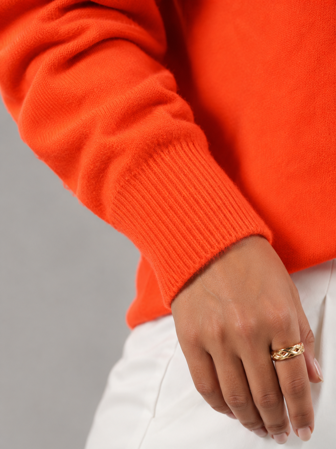 Women's soft fine-gauge jumper with a mock neck
