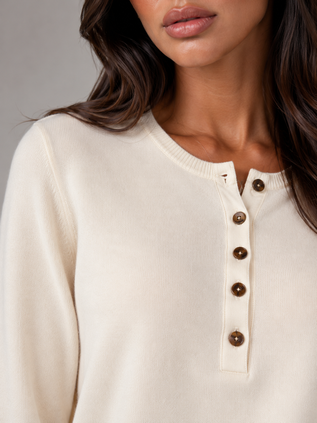 Women's fine-knit henley jumper with a buttoned placket