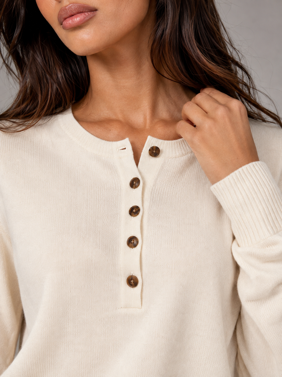 Women's fine-knit henley jumper with a buttoned placket