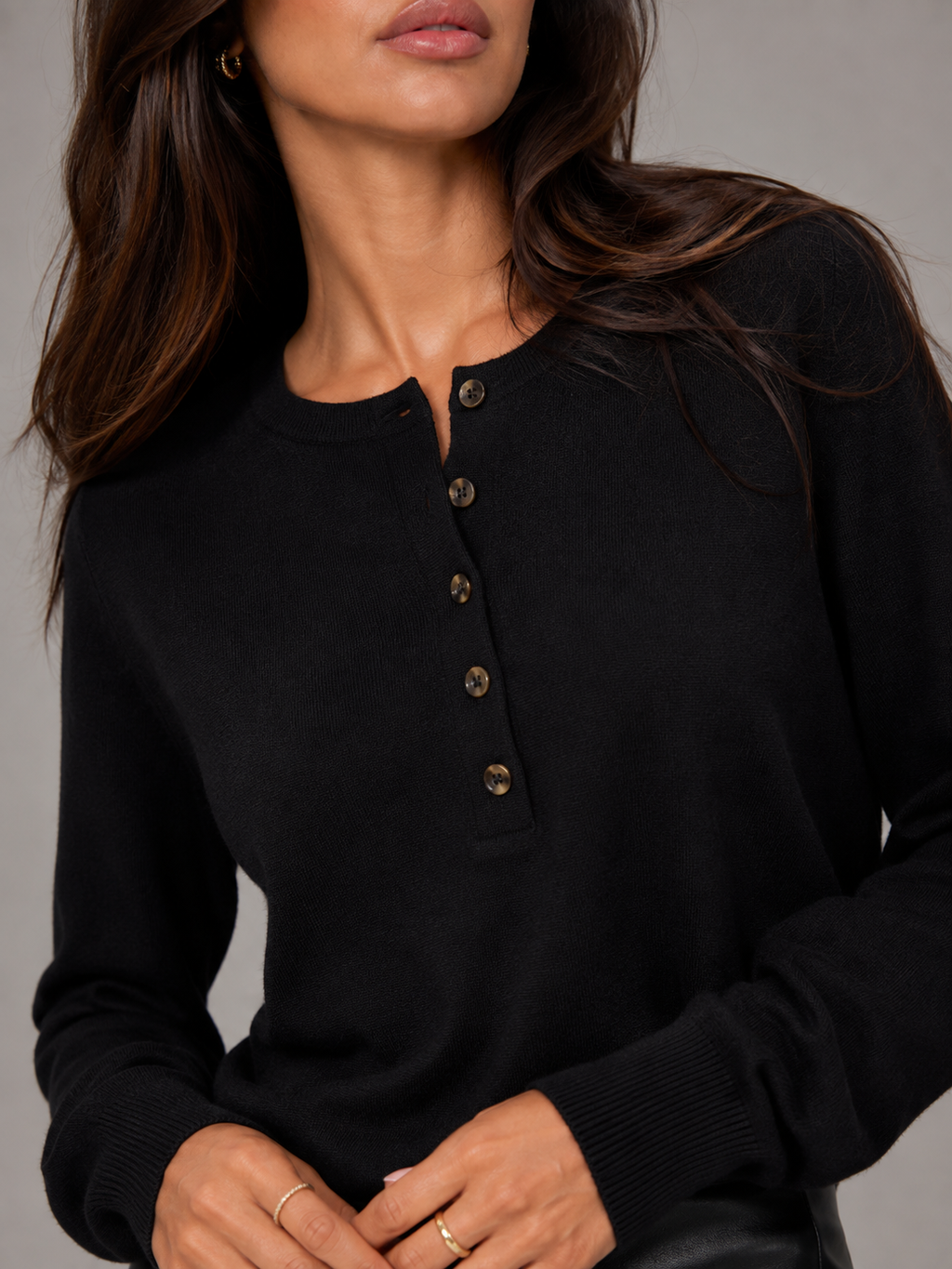 Women's fine-knit henley jumper with a buttoned placket