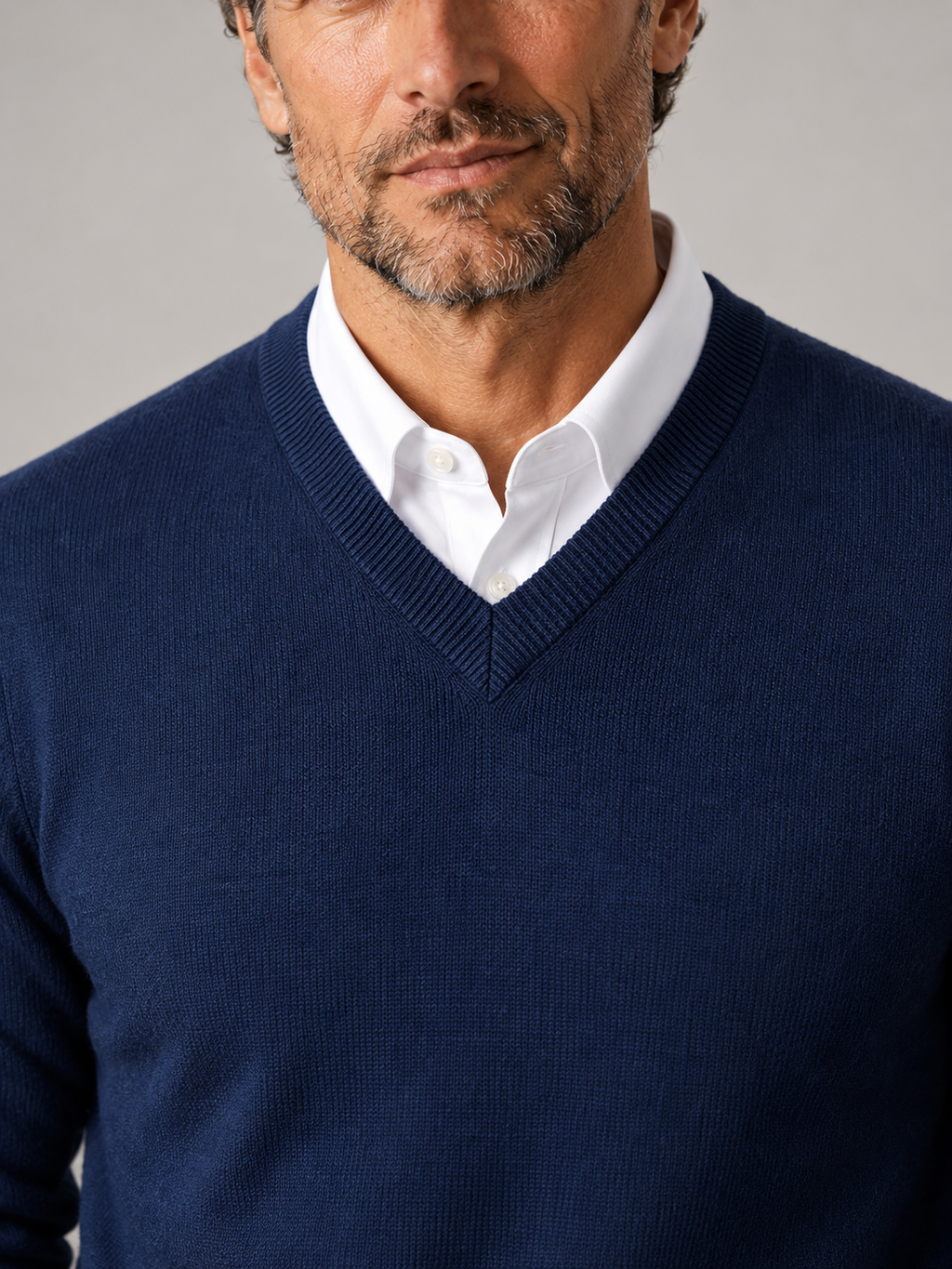 Men's fine gauge knit V-neck jumper