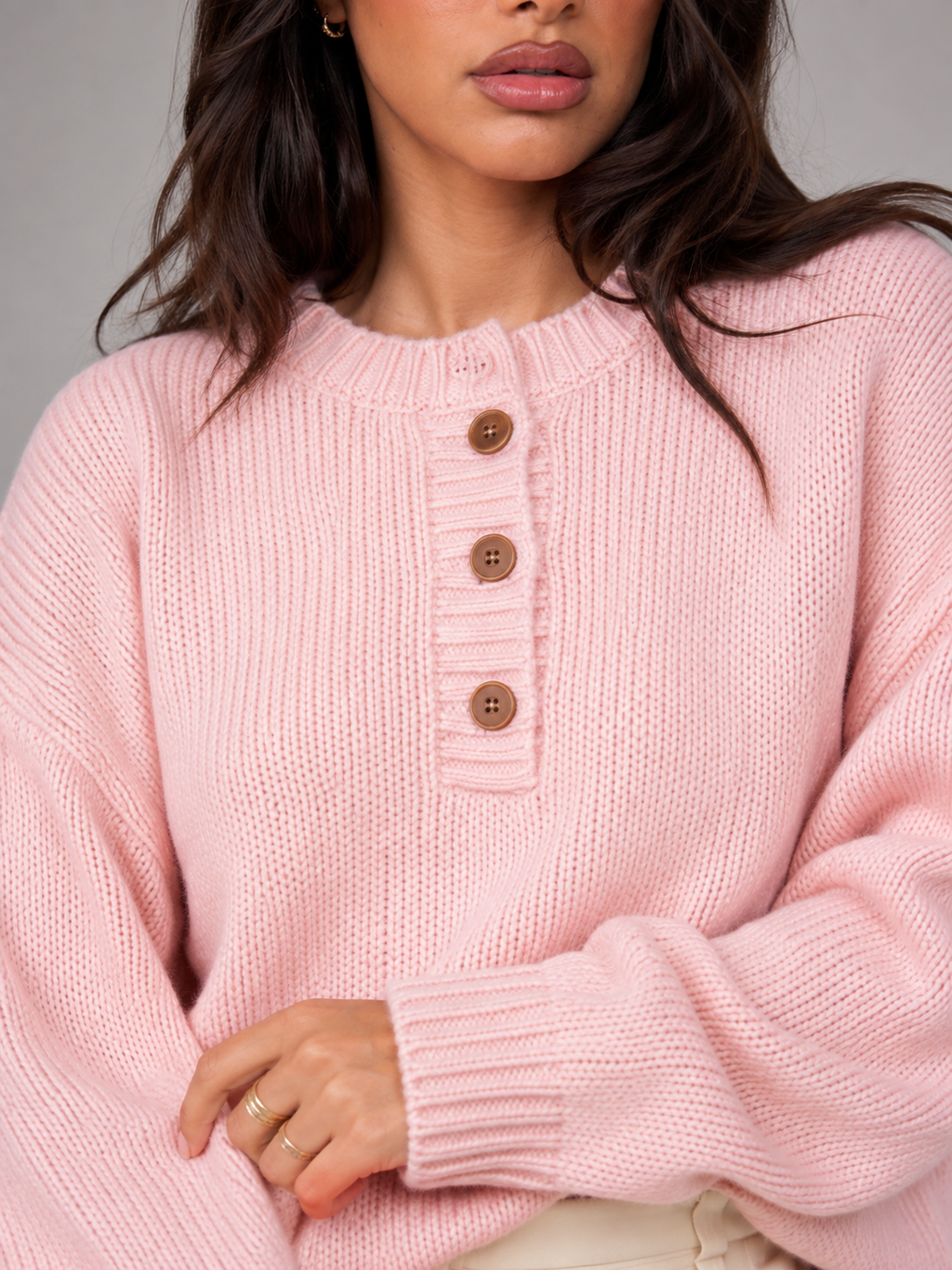 Women's fine-knit henley jumper with a buttoned placket