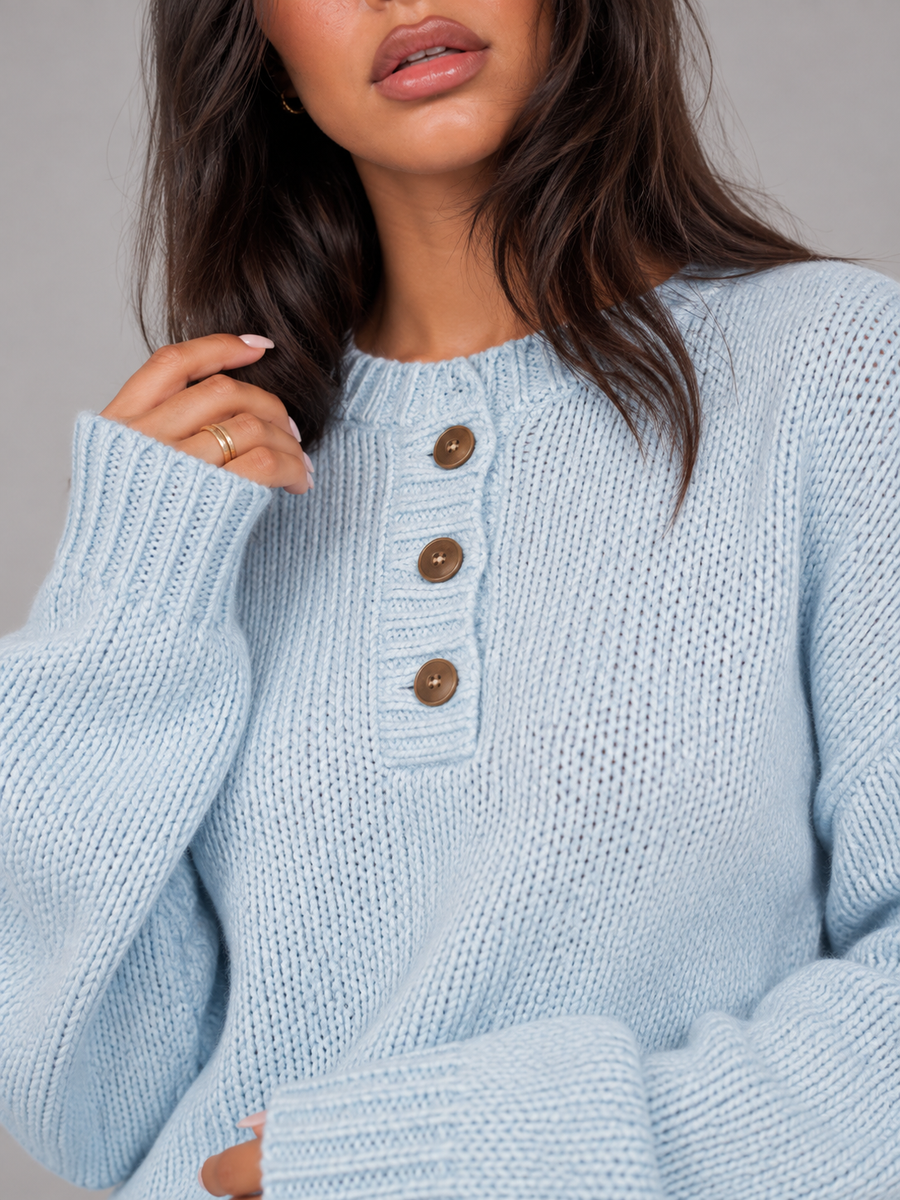 Women's fine-knit henley jumper with a buttoned placket