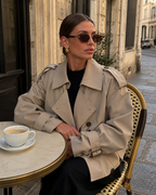 Manteau trench court à poignets à boucles pour femme | Hutton