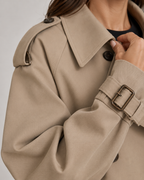Manteau trench court à poignets à boucles pour femme | Hutton