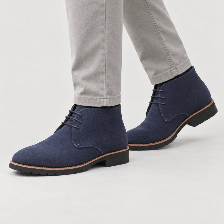 Men's chukka boots in Navy | Tibberton – side view