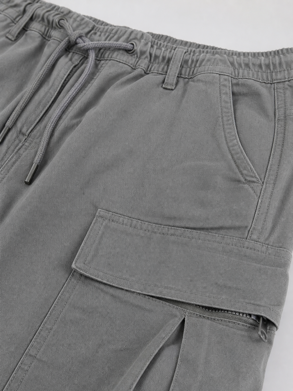 Men's relaxed fit cargo trousers with drawstring waist
