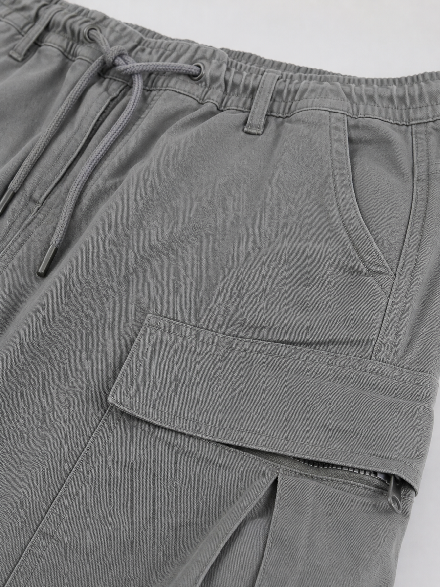 Men's relaxed fit cargo trousers with drawstring waist