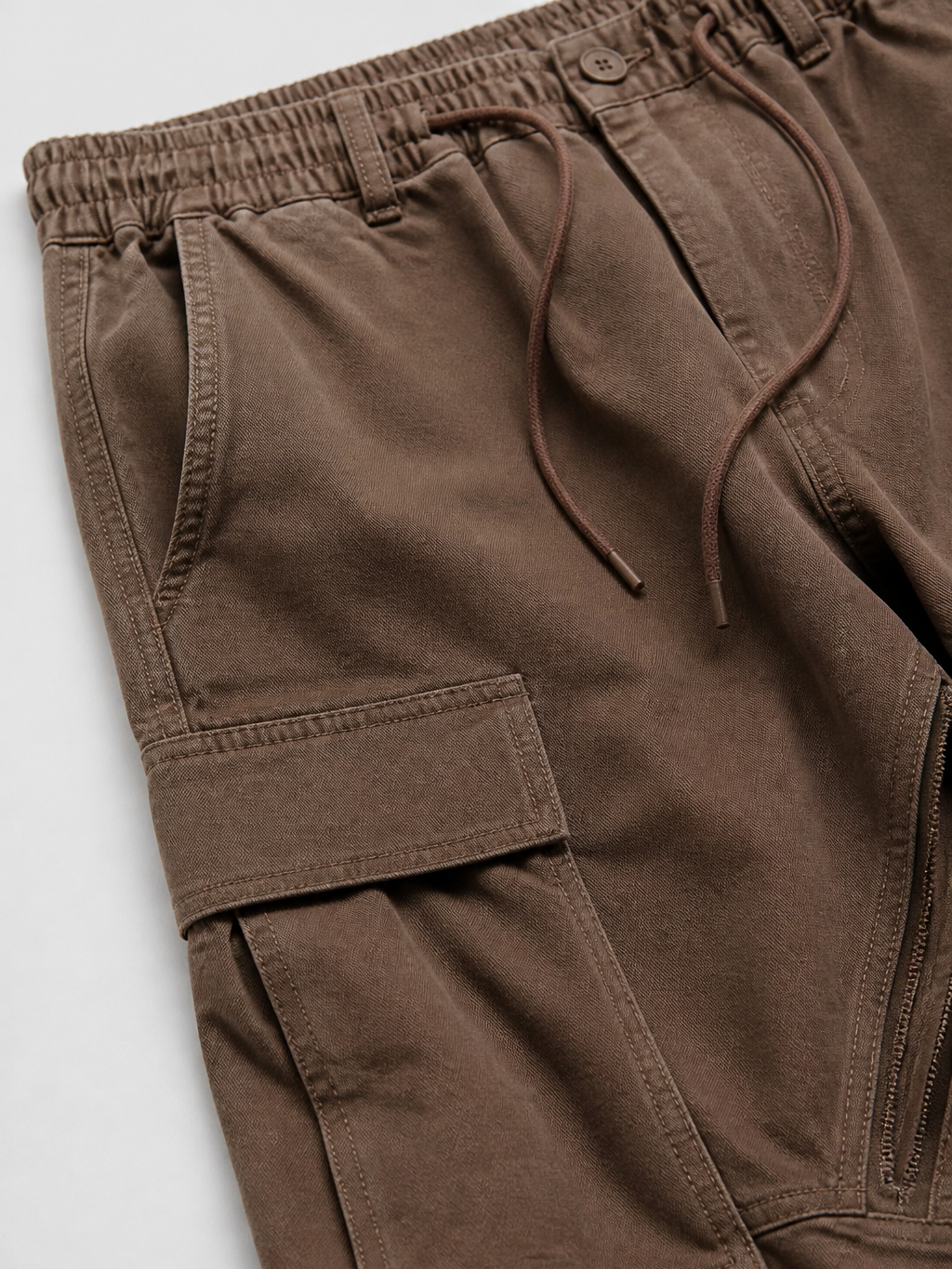 Men's relaxed fit cargo trousers with drawstring waist