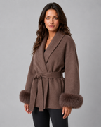 Manteau portefeuille ceinturé pour femme avec poignets en fausse fourrure | Guiting