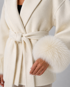 Manteau portefeuille ceinturé pour femme avec poignets en fausse fourrure | Guiting